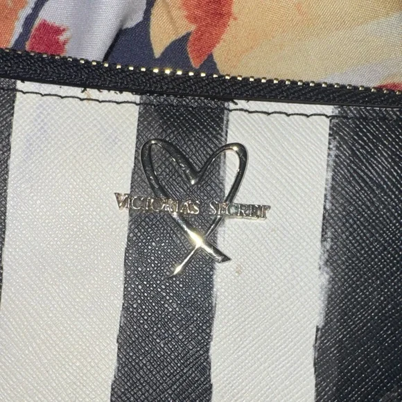 Victoria's Secret Black and White Striped Zip Wallet with Heart Charm - Picture 3 of 8